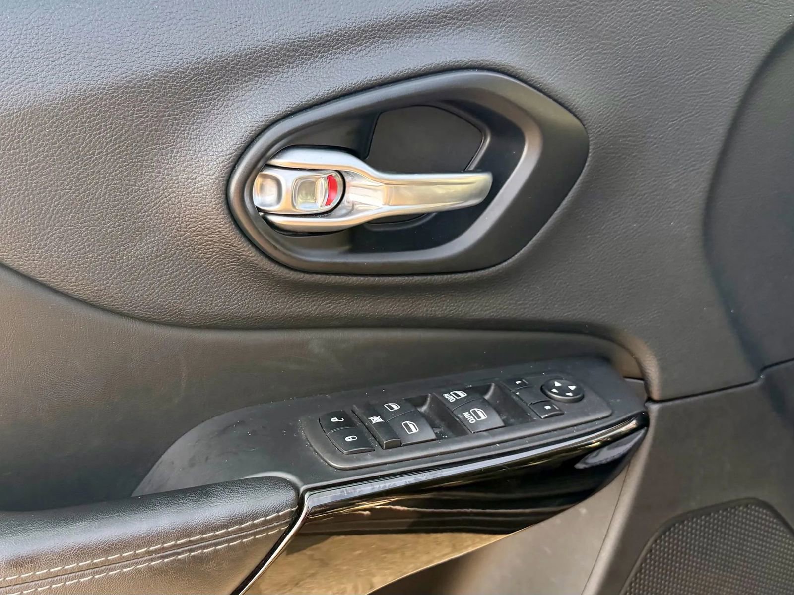 Used 2023 Jeep Cherokee Altitude Lux image 12