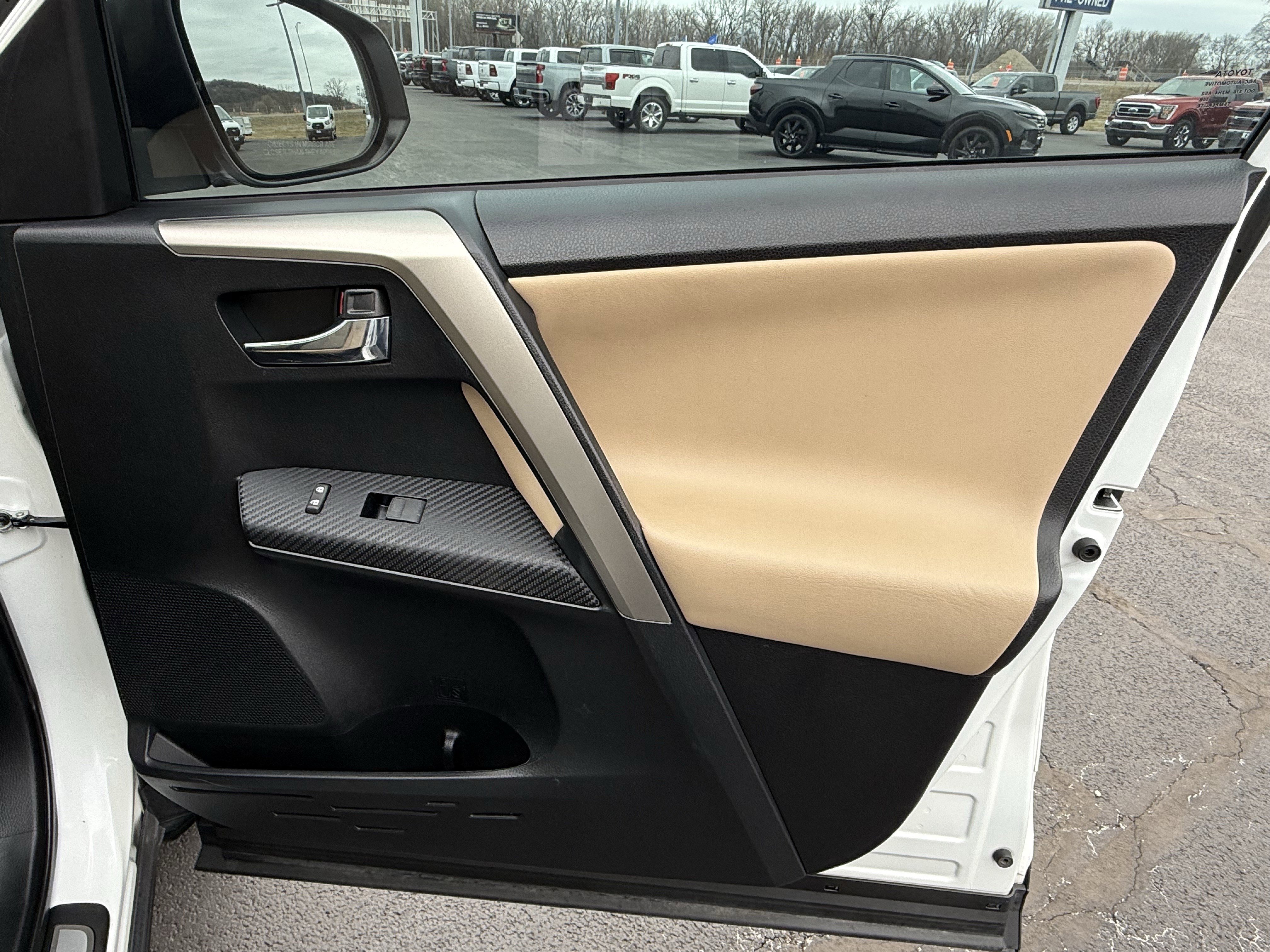 Used 2014 Toyota RAV4 Limited w/ Technology Package image 31