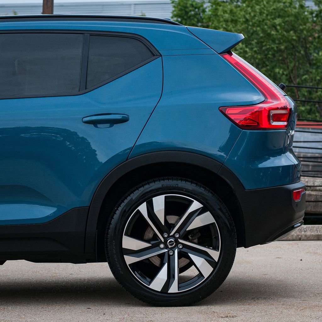 Certified 2023 Volvo XC40 B5 Plus w/ Protection Package Premier AWD/4WD image 4
