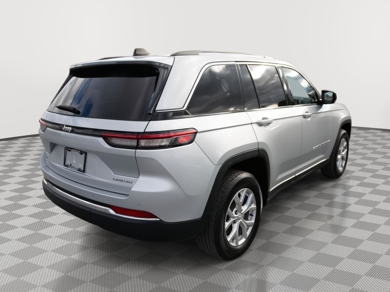 Used 2023 Jeep Grand Cherokee Limited image 5