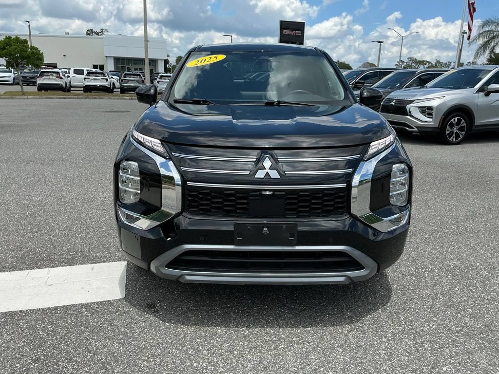 Used 2025 Mitsubishi Outlander AWD image 12