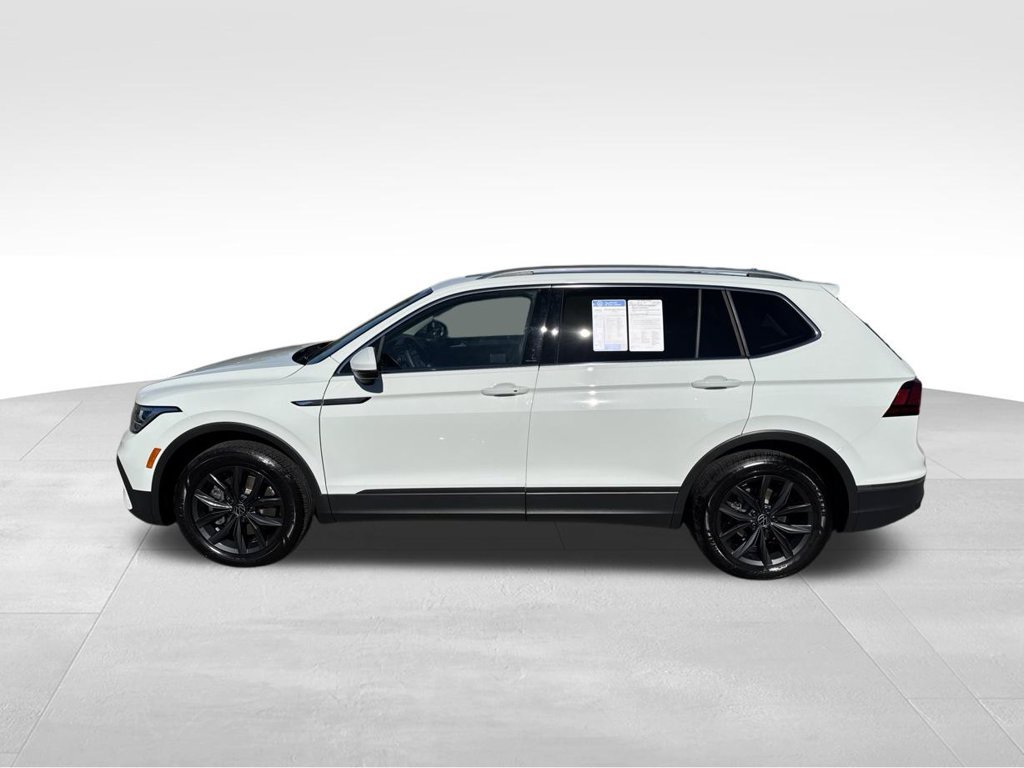 Used 2024 Volkswagen Tiguan SE w/ Panoramic Sunroof Package FWD image 4