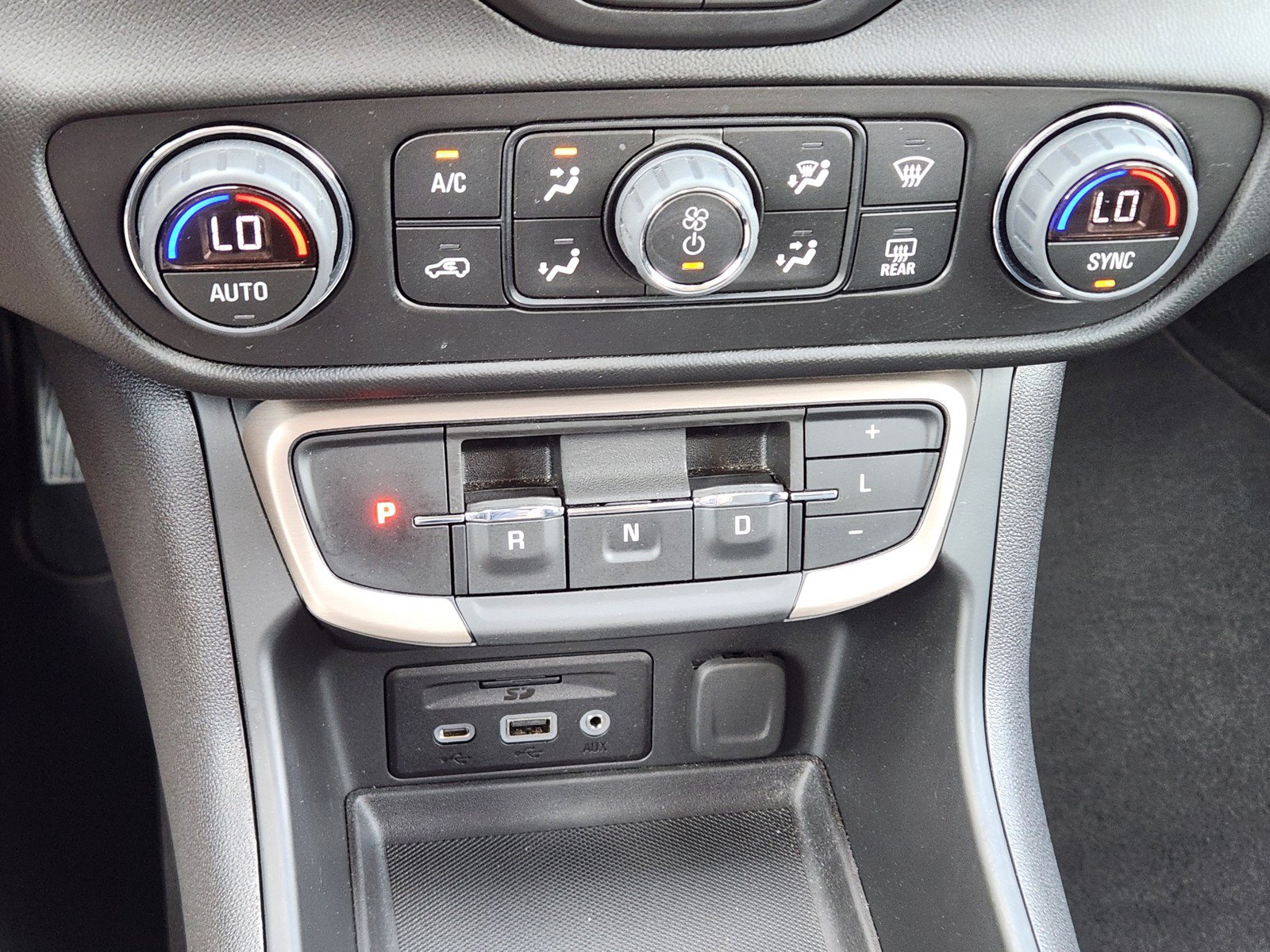 Used 2024 GMC Terrain Denali w/ Denali Premium Package AWD/4WD image 15