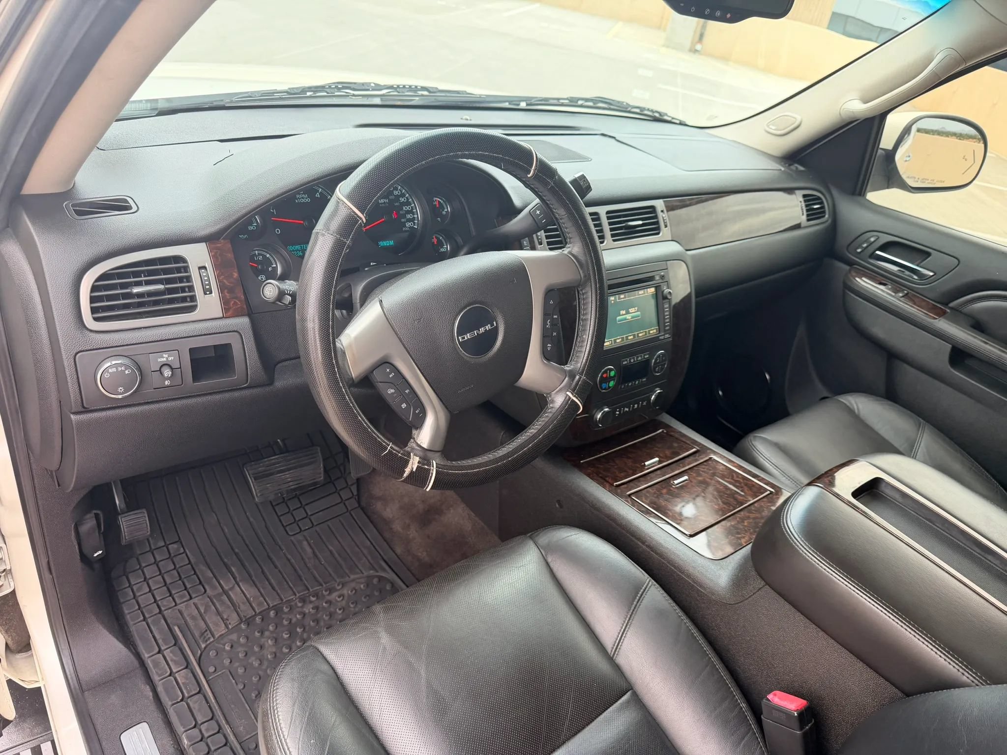 Used 2011 GMC Yukon Denali RWD image 10