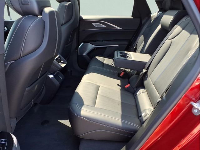 Used 2025 Cadillac Lyriq Luxury w/ LPO, Floor Liner Package AWD/4WD image 23