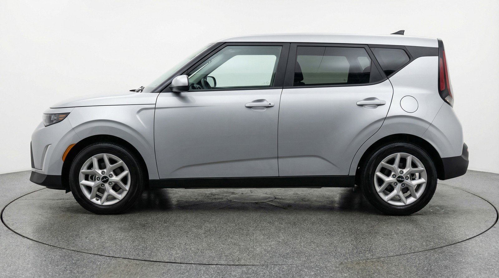 Used 2025 Kia Soul LX w/ LX Technology Package FWD image 3