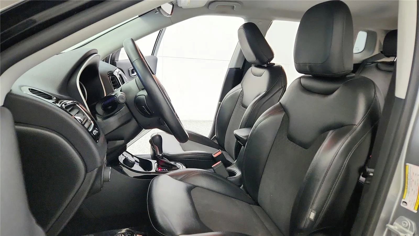Used 2018 Jeep Compass Latitude AWD/4WD image 26