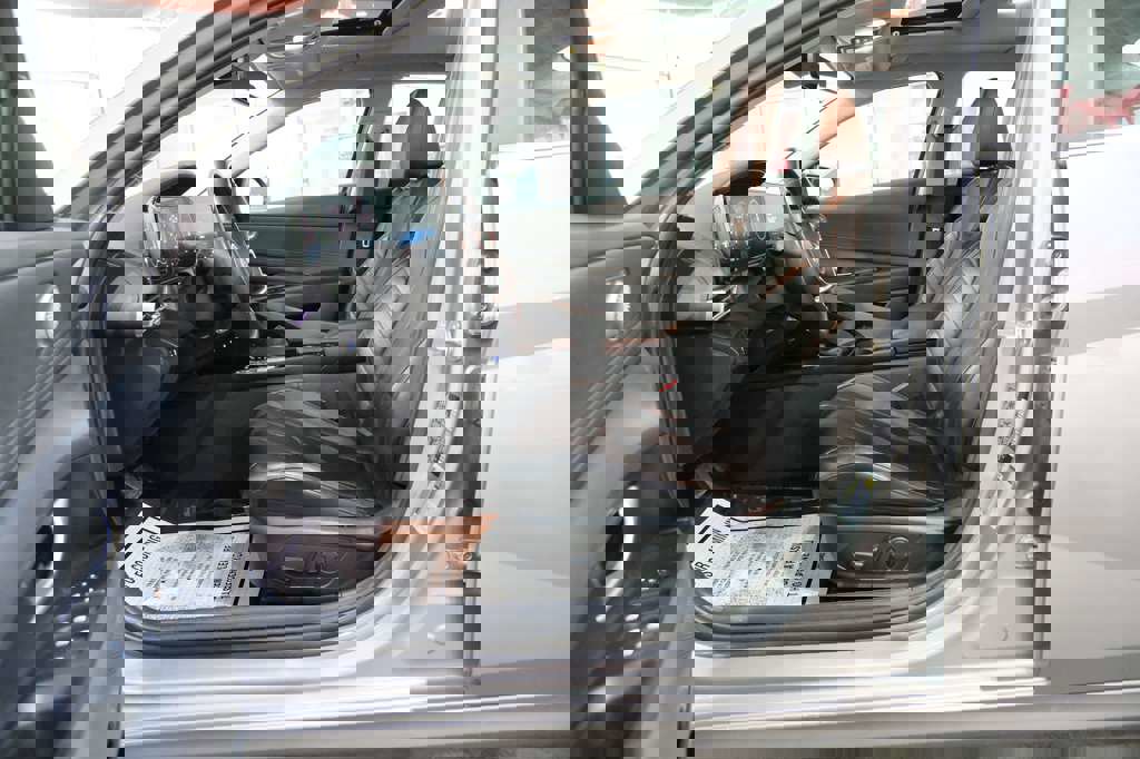 Used 2024 Hyundai Elantra Limited image 16