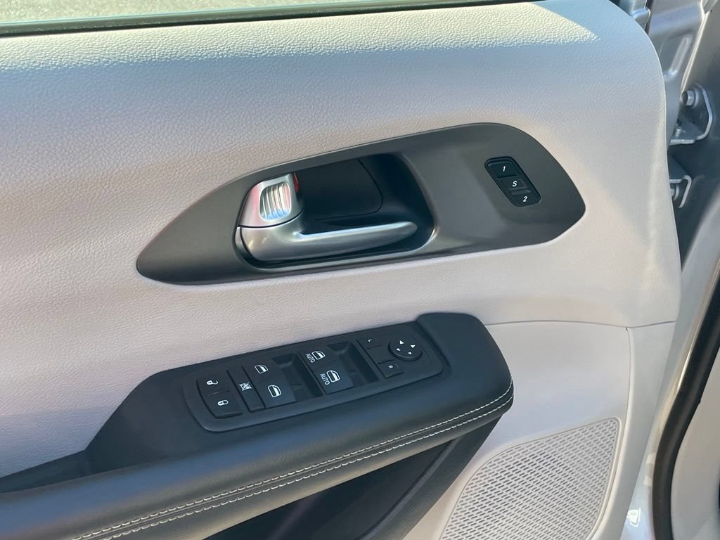 Used 2024 Chrysler Pacifica Touring-L FWD image 11