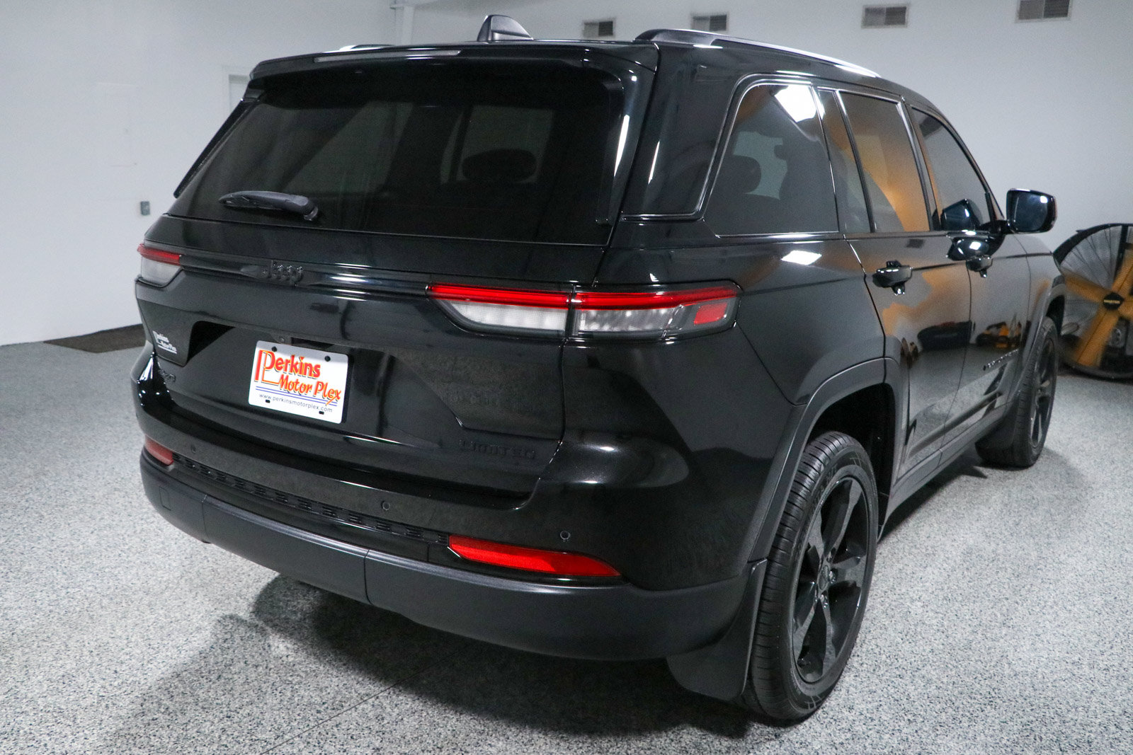 Used 2023 Jeep Grand Cherokee Limited w/ Black Appearance Package AWD/4WD image 7