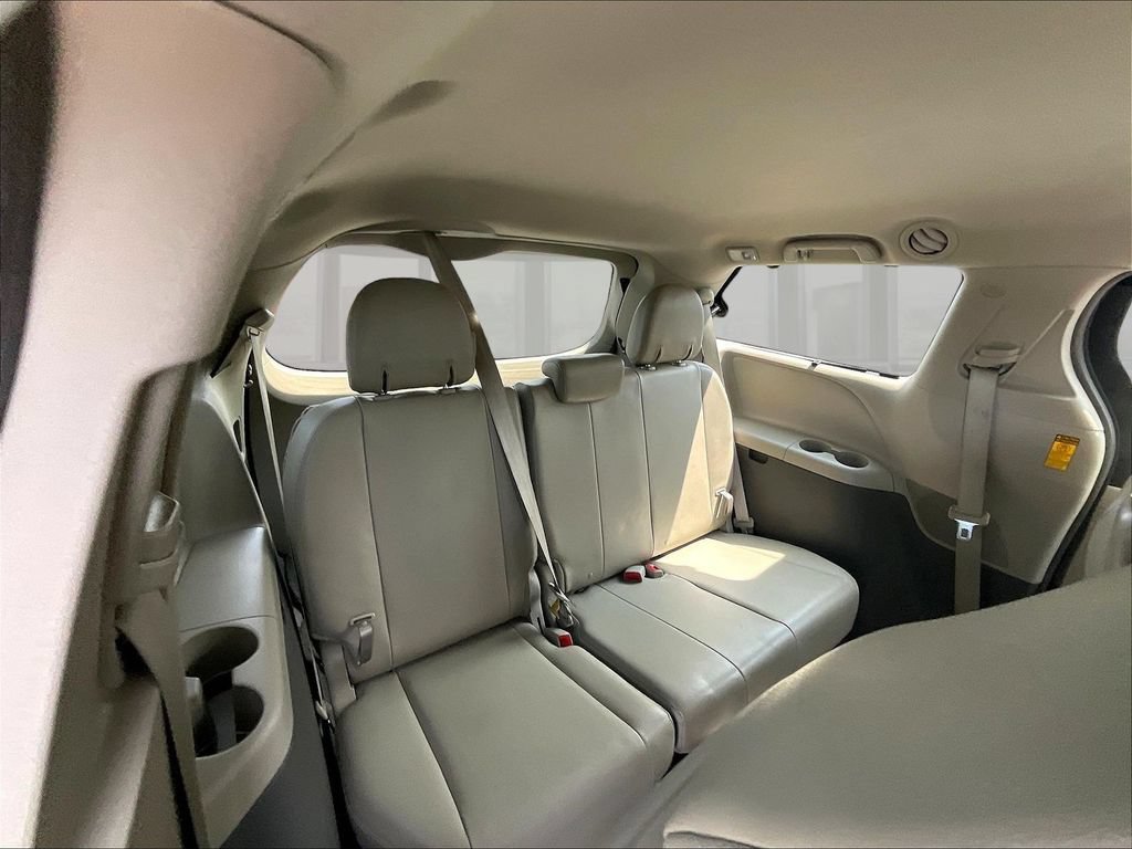 Used 2014 Toyota Sienna XLE FWD image 25