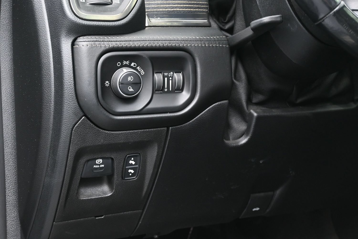 Used 2020 RAM 1500 Limited w/ Black Appearance Package AWD/4WD image 23