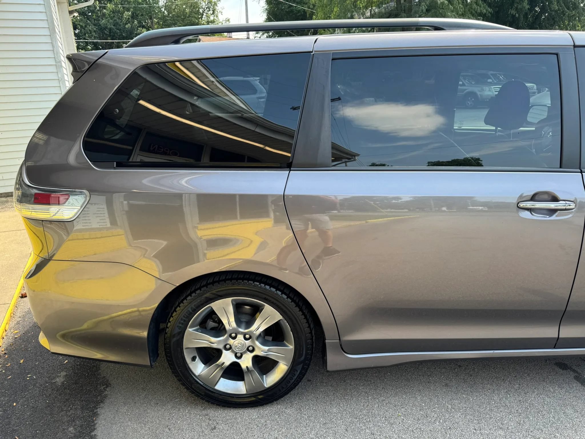 Used 2015 Toyota Sienna SE w/ SE Preferred Package FWD image 10
