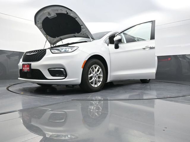 Used 2023 Chrysler Pacifica Touring-L image 35