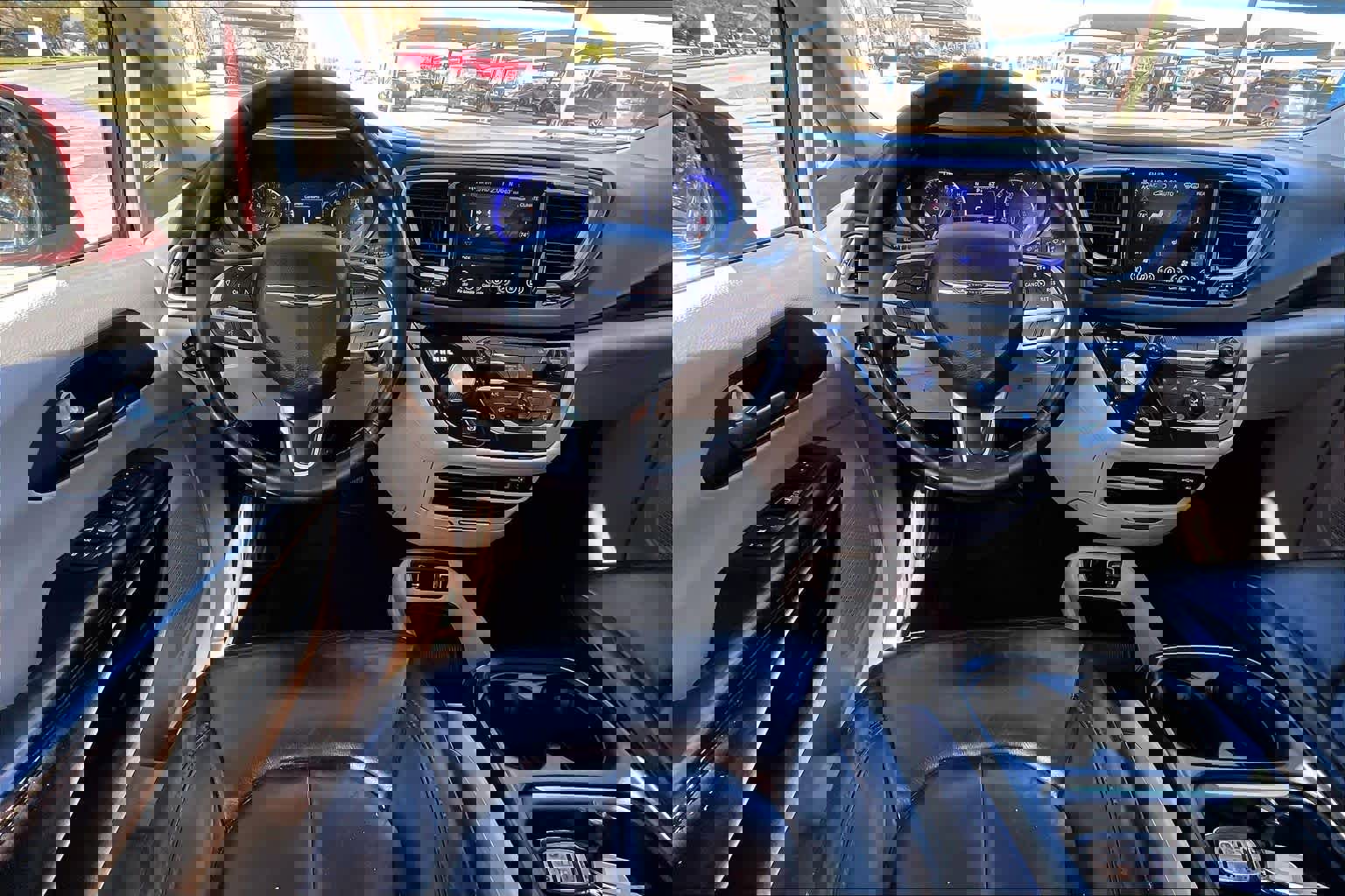 Used 2017 Chrysler Pacifica Touring-L image 5