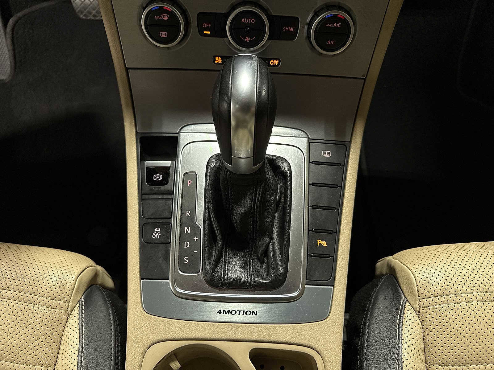 Used 2013 Volkswagen CC Executive image 32
