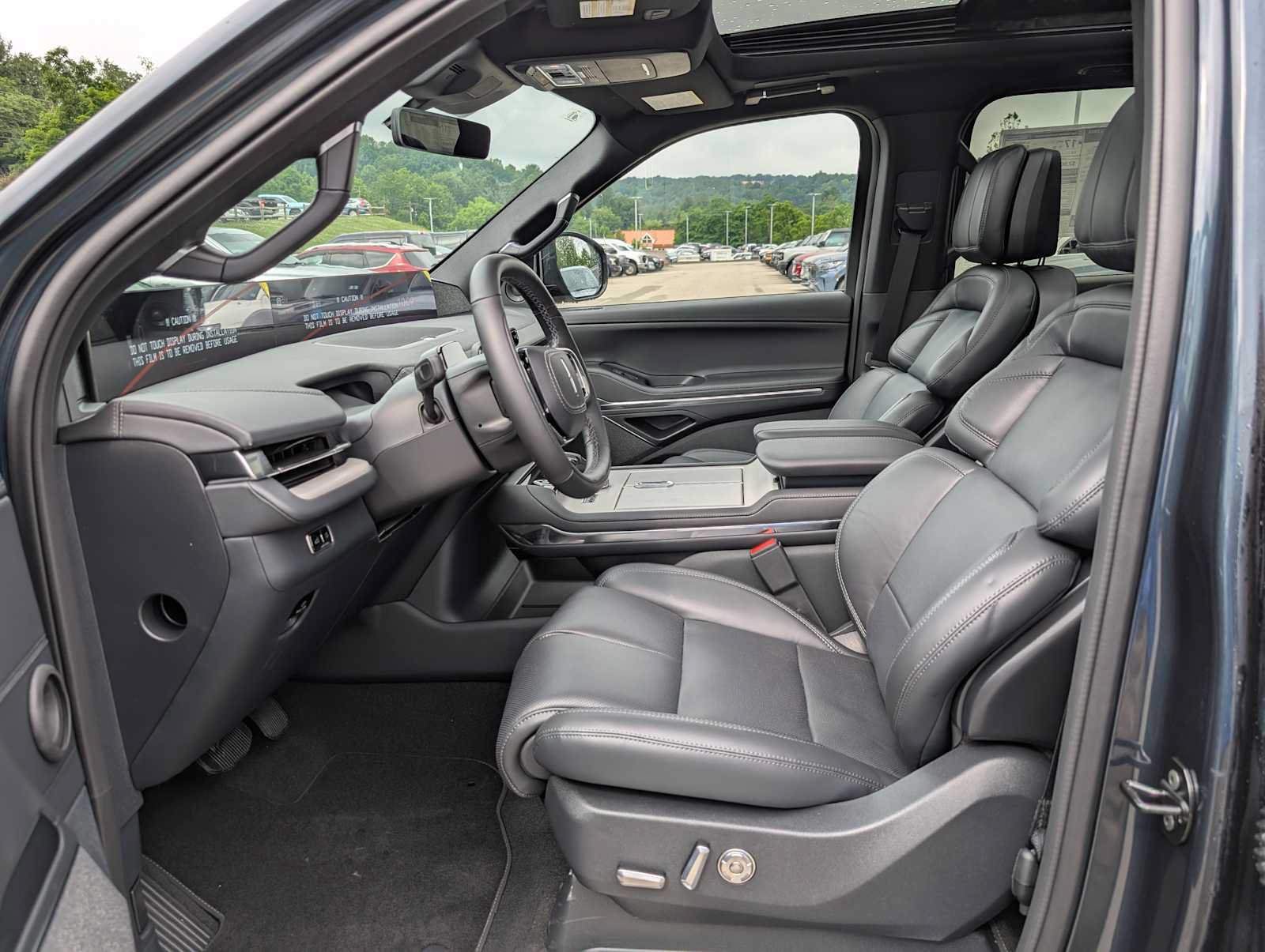 New 2026 Lincoln Navigator L Reserve w/ Jet Appearance Package AWD/4WD image 4