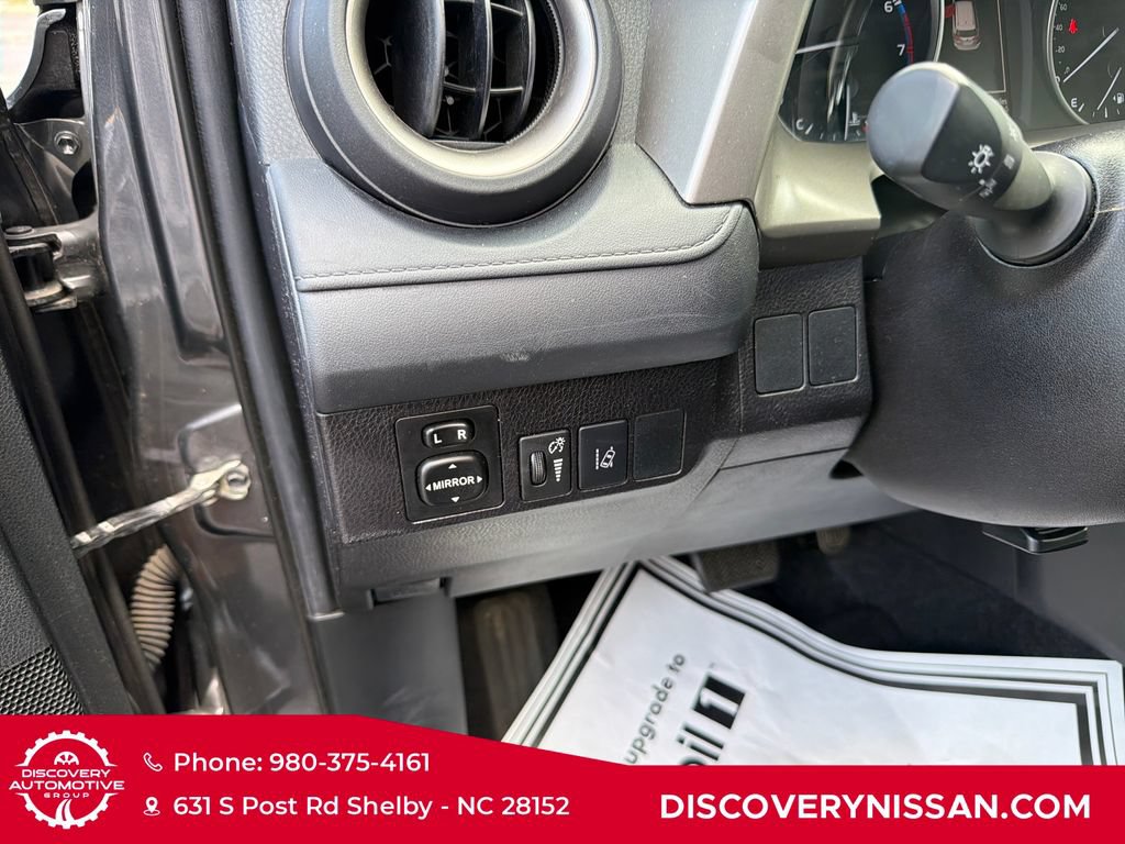 Used 2018 Toyota RAV4 LE FWD image 17