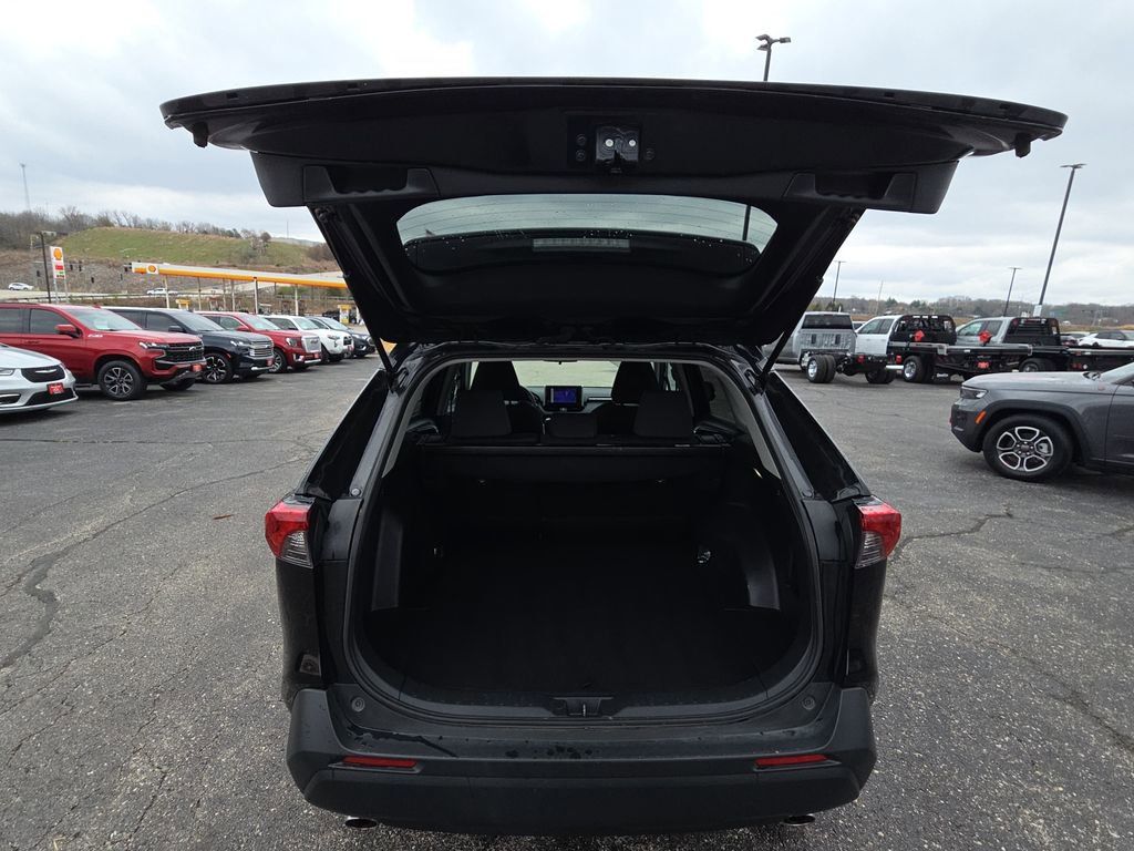 Used 2025 Toyota RAV4 XLE FWD image 31