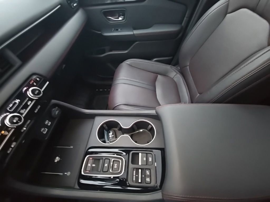 Used 2025 Honda Pilot Black Edition image 24