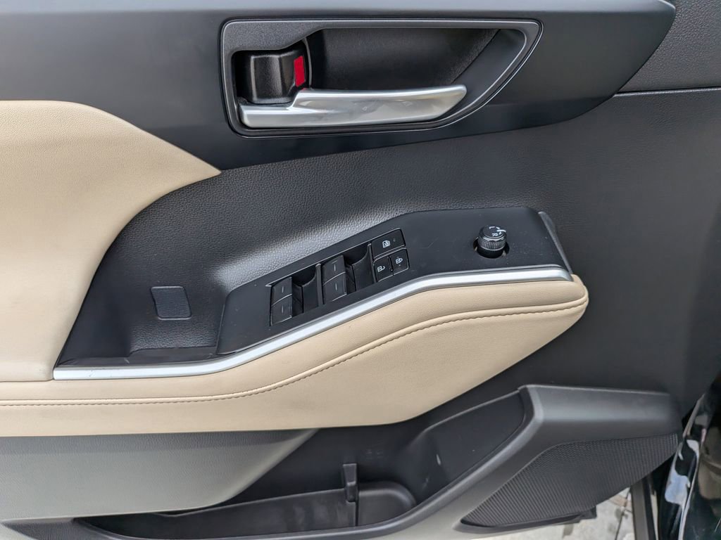 Used 2023 Toyota Highlander XLE image 11