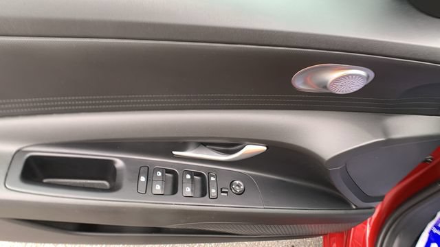 Used 2023 Hyundai Elantra SE FWD image 11