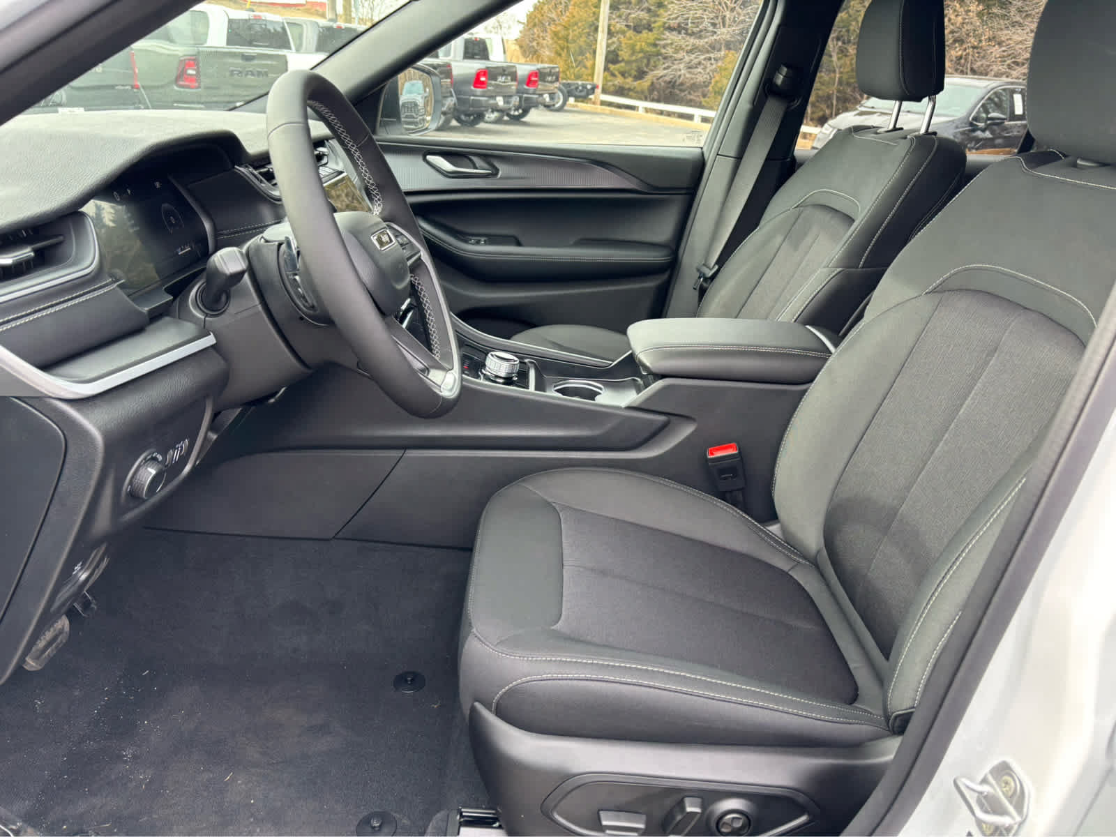 Used 2025 Jeep Grand Cherokee Laredo RWD image 21
