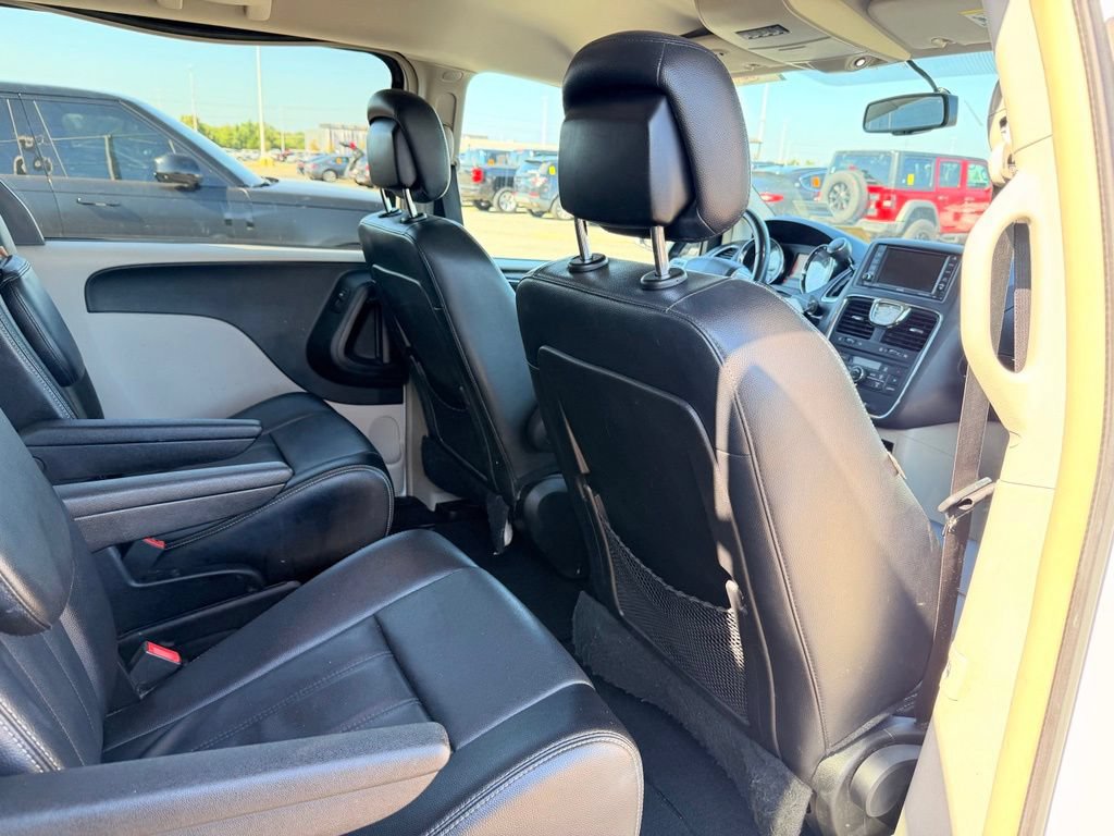 Used 2014 Chrysler Town & Country Touring FWD image 17