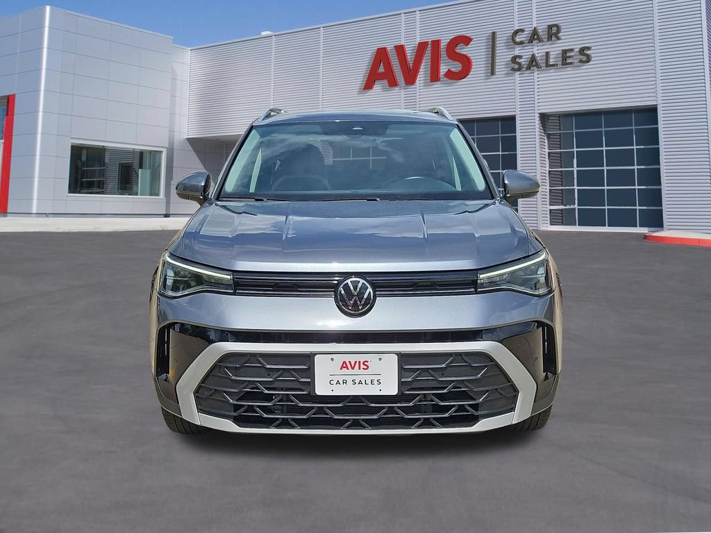 Used 2025 Volkswagen Taos SE AWD/4WD image 2