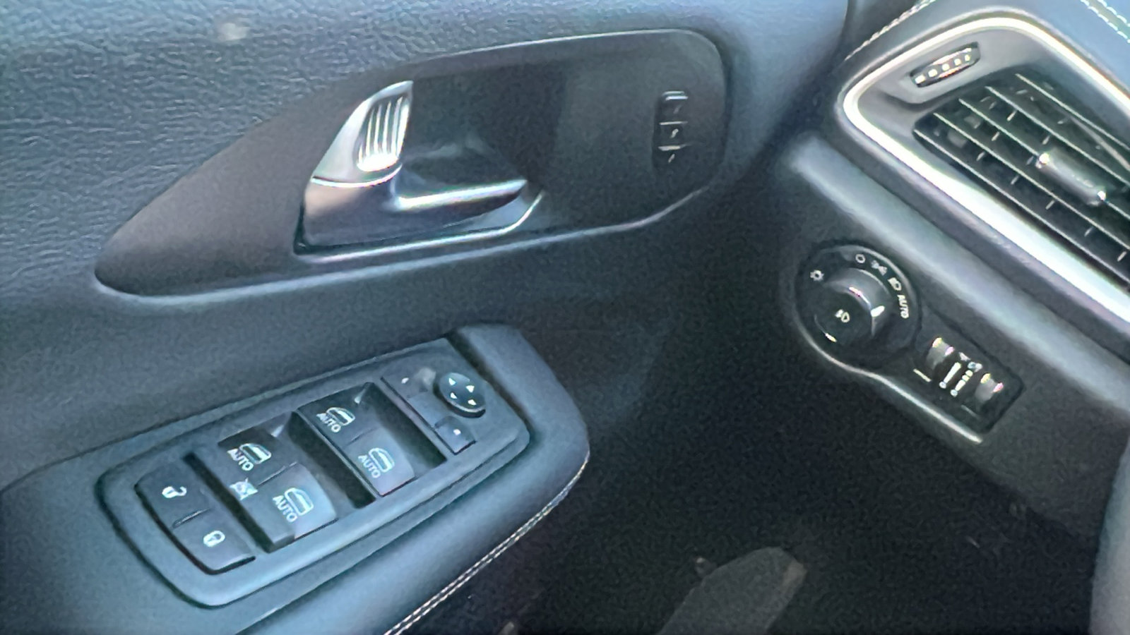 New 2026 Chrysler Pacifica Select image 30