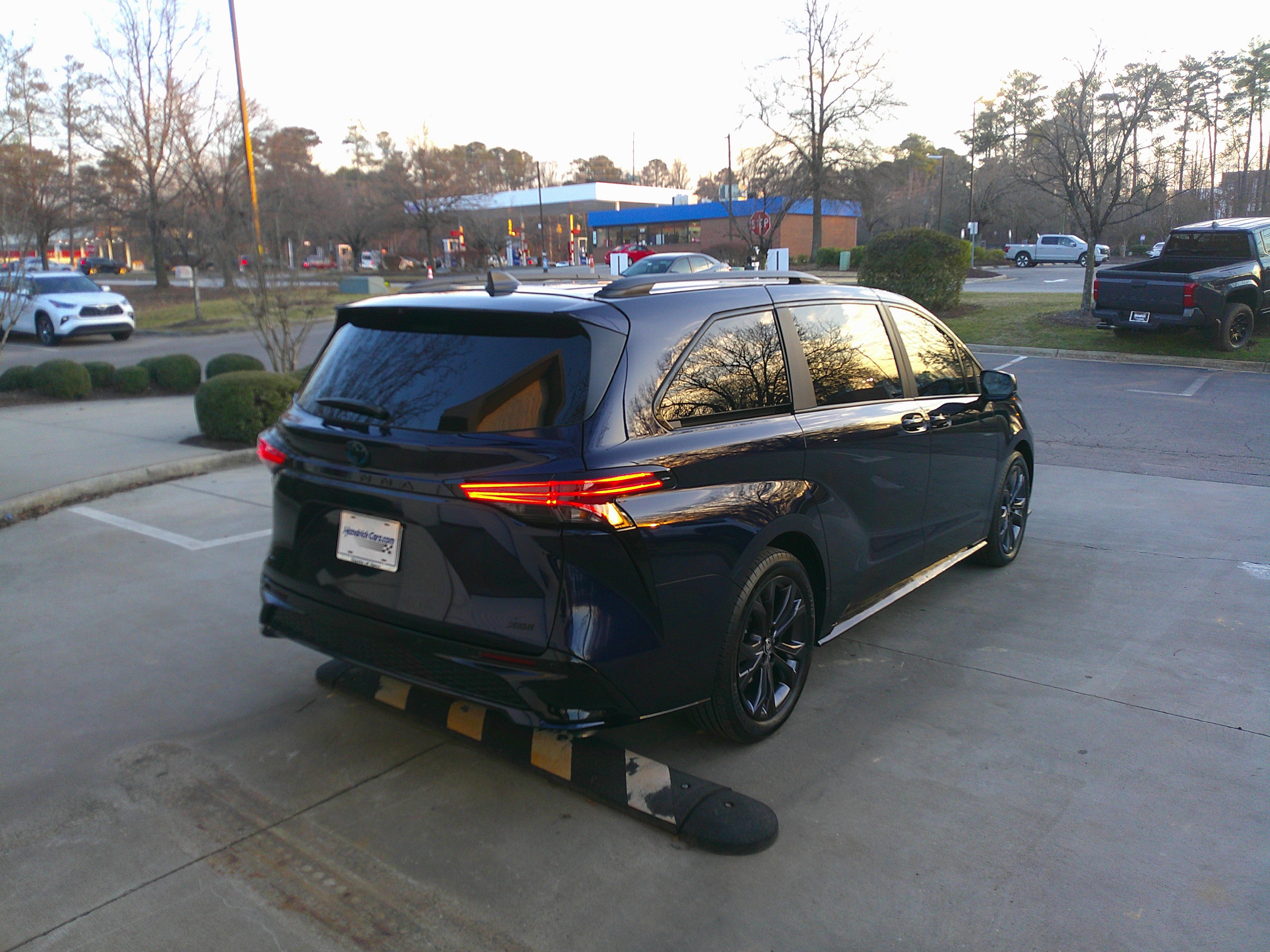 Used 2025 Toyota Sienna XSE w/ XSE Plus Package image 12