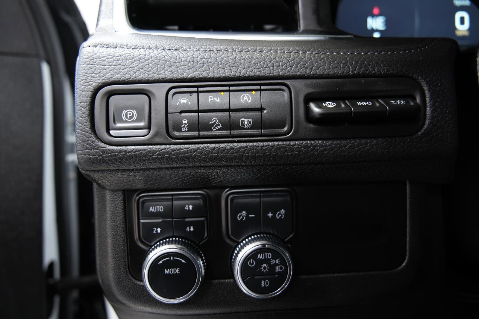 Used 2024 GMC Yukon XL Denali AWD/4WD image 32
