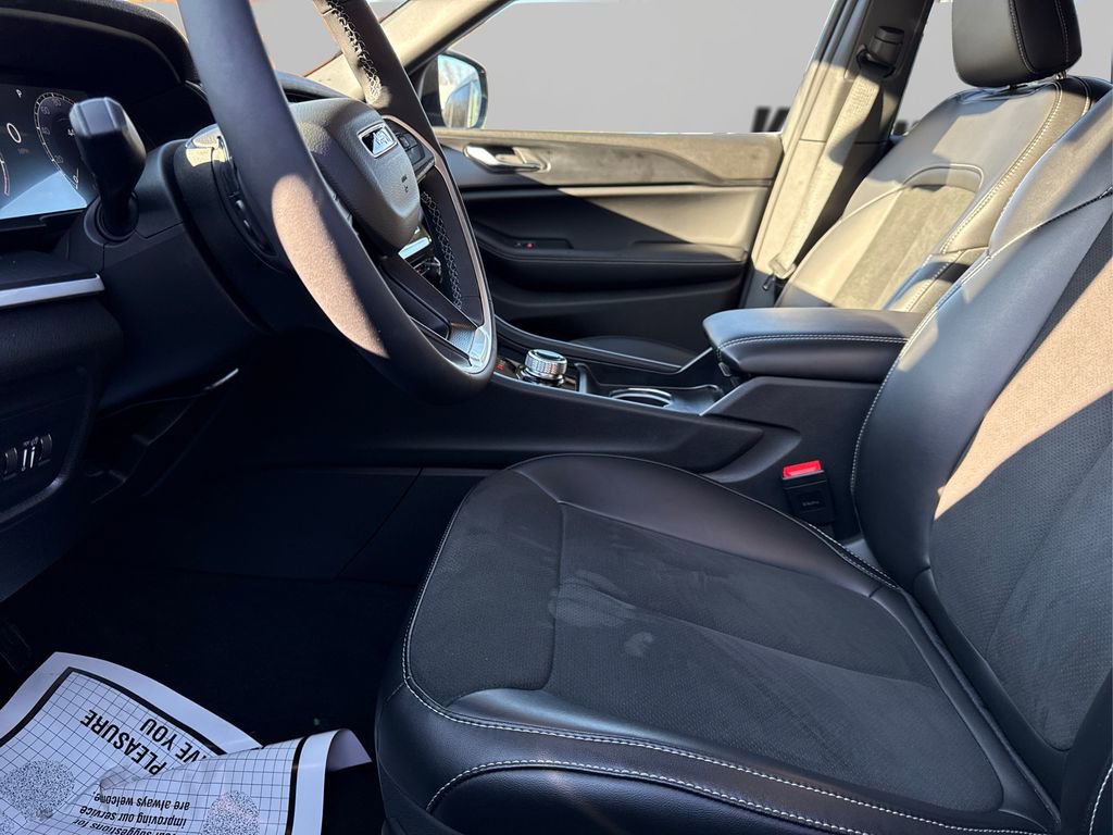 Used 2025 Jeep Grand Cherokee Altitude image 9