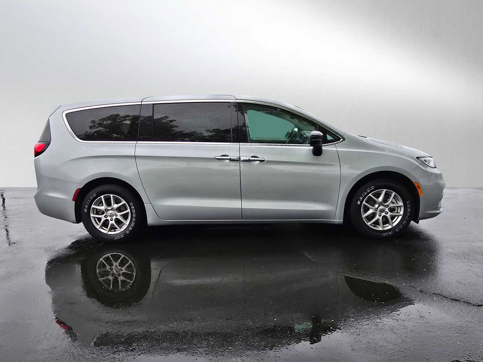 Used 2024 Chrysler Pacifica Touring-L FWD image 2