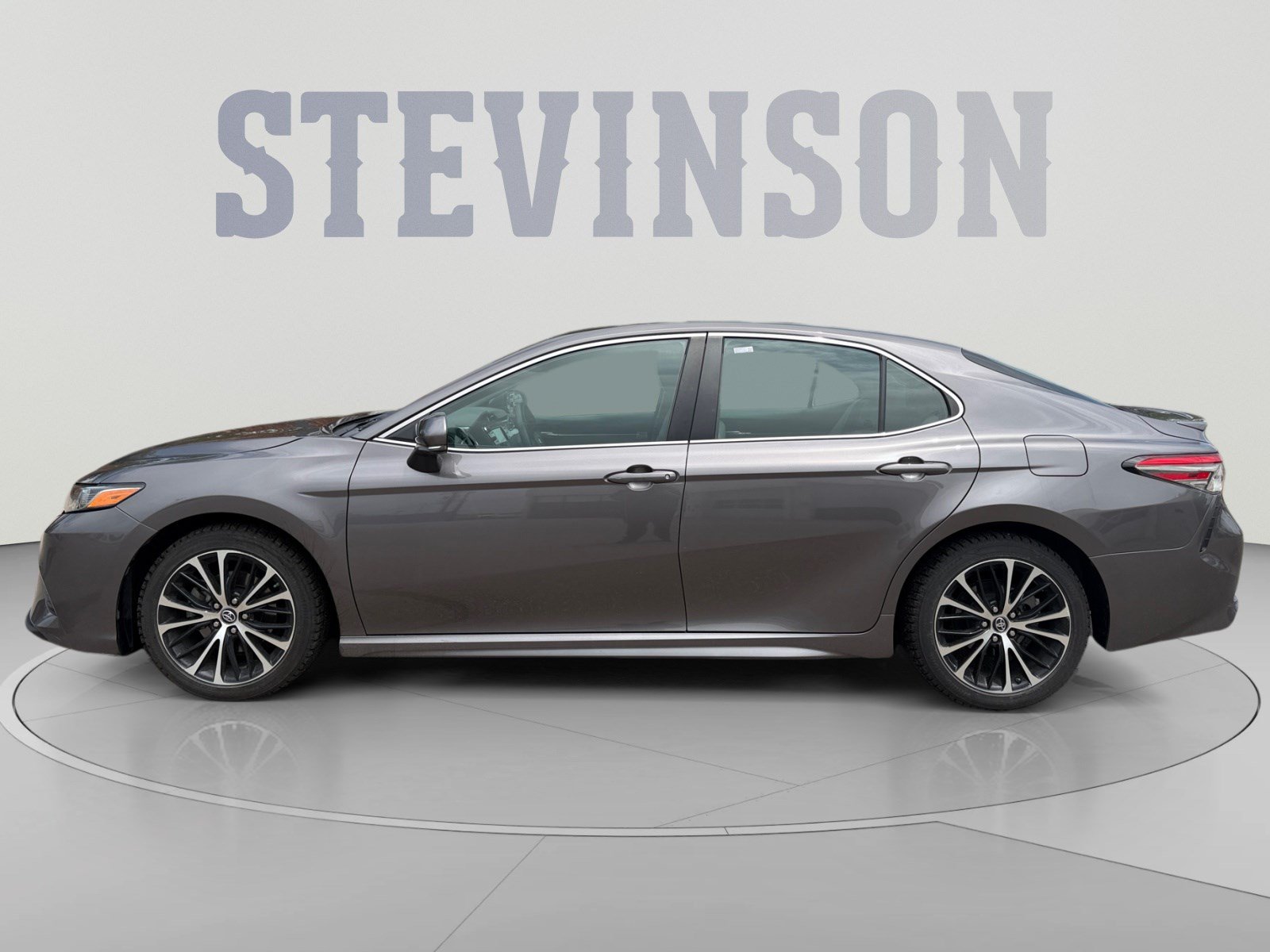 Used 2018 Toyota Camry SE w/ Moonroof Package FWD image 2