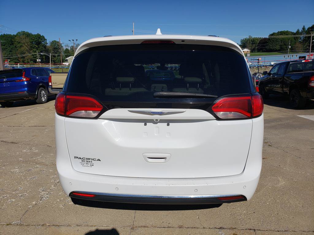 Used 2018 Chrysler Pacifica Touring-L FWD image 4