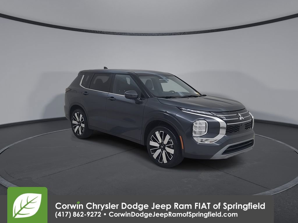 Used 2025 Mitsubishi Outlander SE image 3