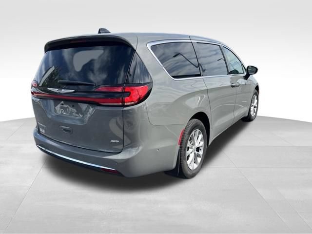 Used 2025 Chrysler Pacifica Select w/ Uconnect Theater Family Group AWD/4WD image 7