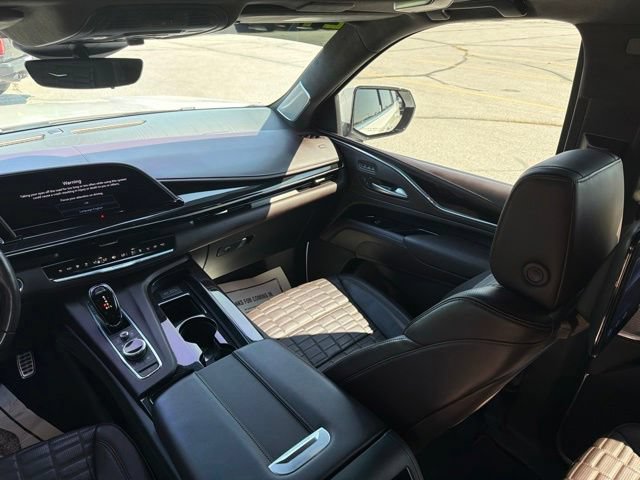 Used 2024 Cadillac Escalade Premium Luxury Platinum w/ Heavy-Duty Trailer Package AWD/4WD image 21