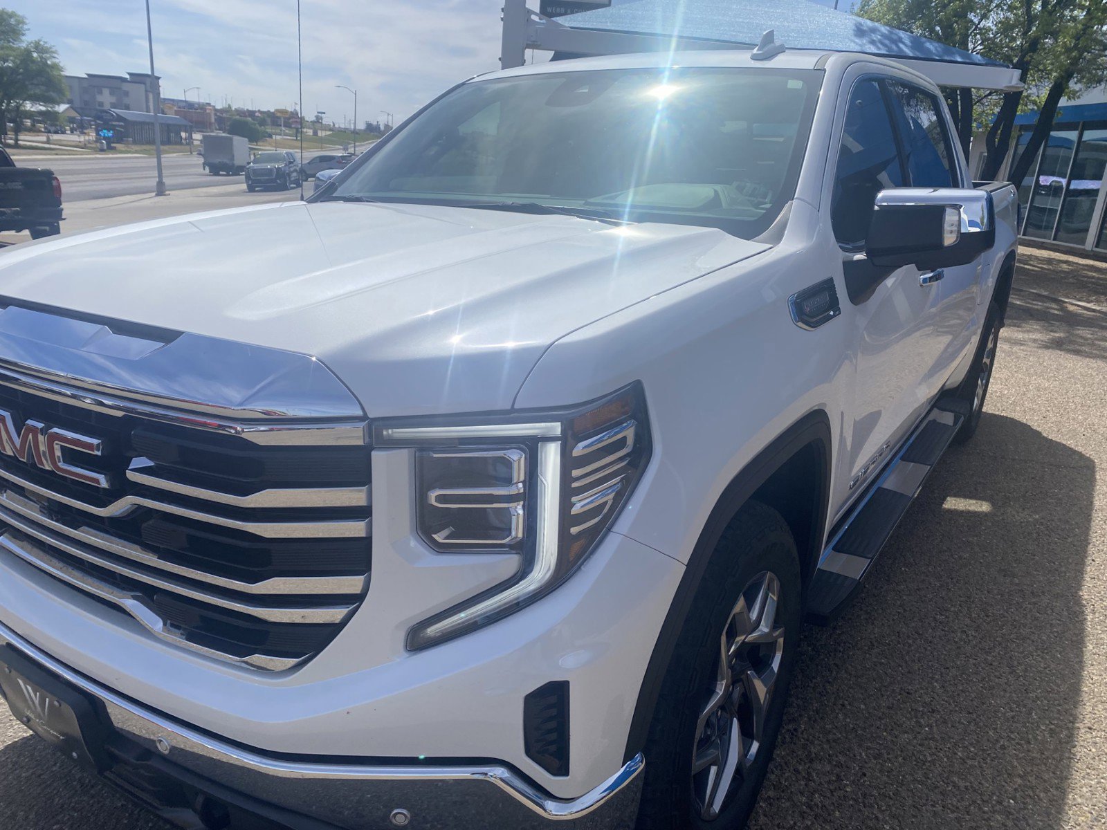 Used 2023 GMC Sierra 1500 SLT AWD/4WD image 4