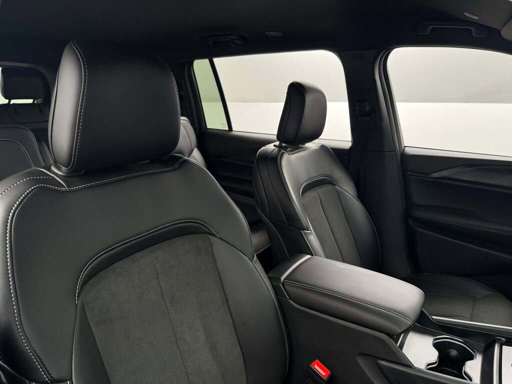 New 2025 Jeep Grand Cherokee L Laredo image 18