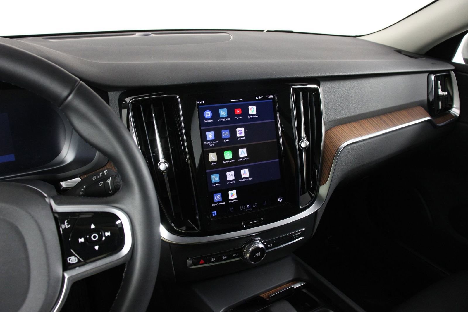 Used 2025 Volvo V60 B5 Cross Country Plus image 9