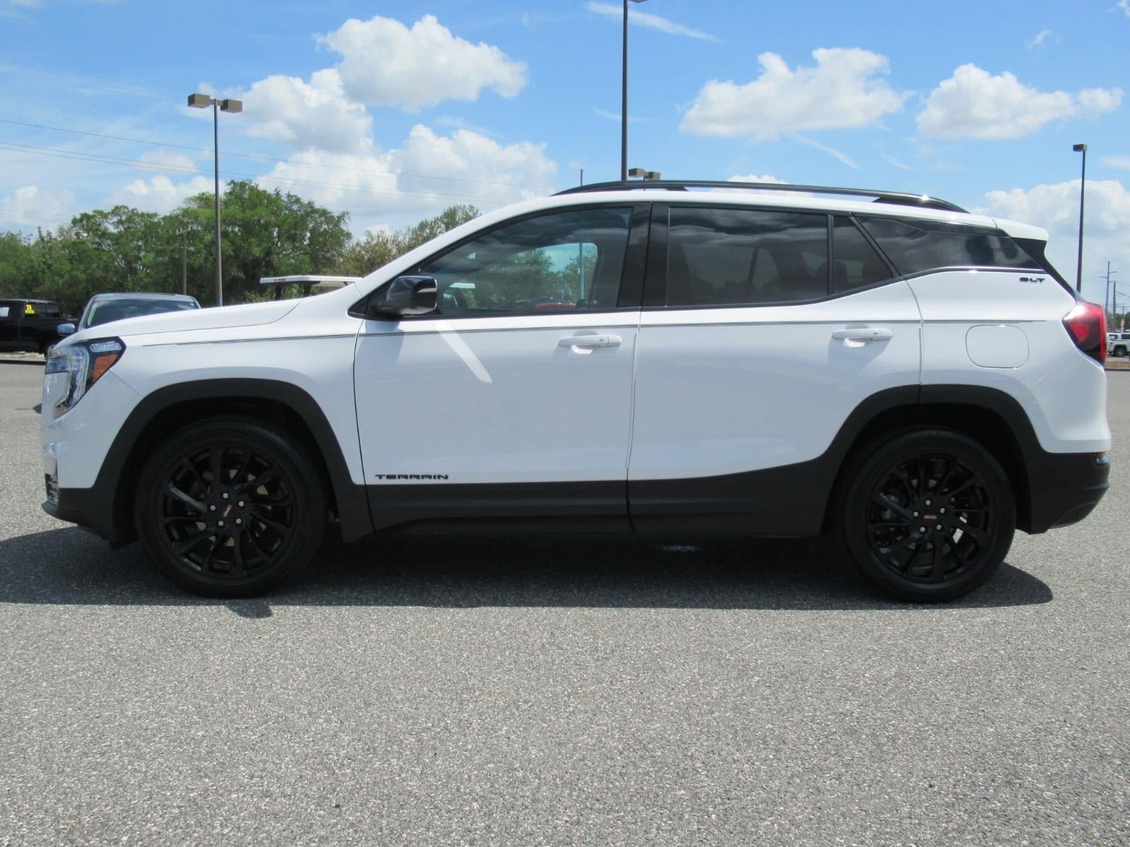 Used 2024 GMC Terrain SLT w/ Tech Package FWD image 4