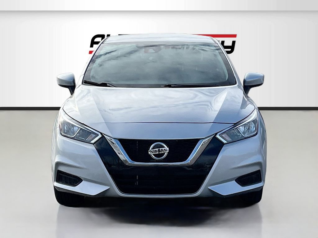 Used 2022 Nissan Versa SV image 2
