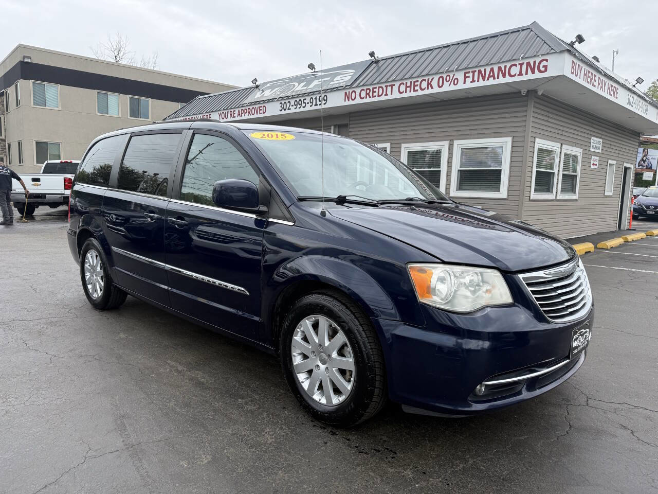 Used 2015 Chrysler Town & Country Touring FWD image 4