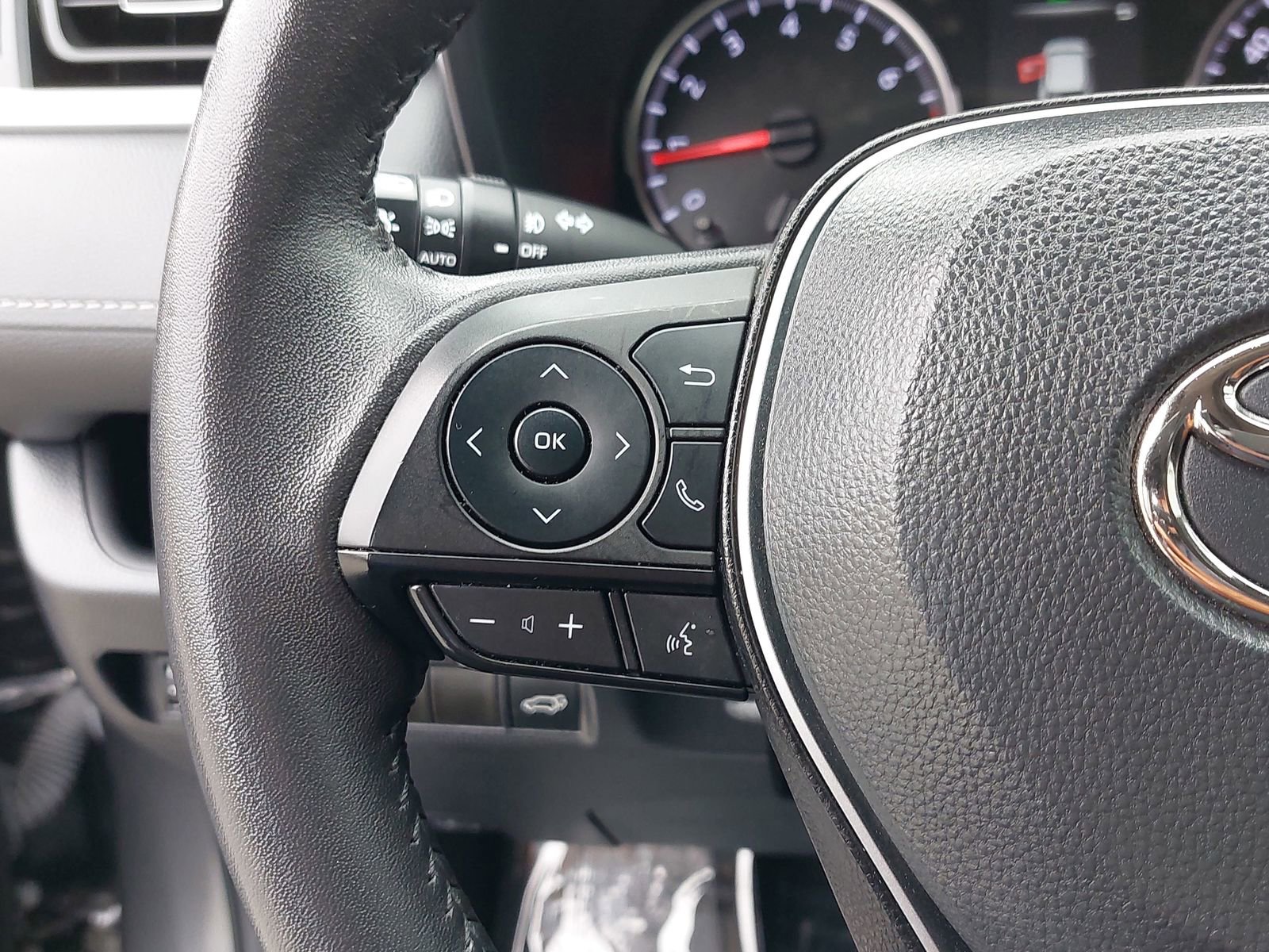 Used 2022 Toyota RAV4 XLE Premium FWD image 17
