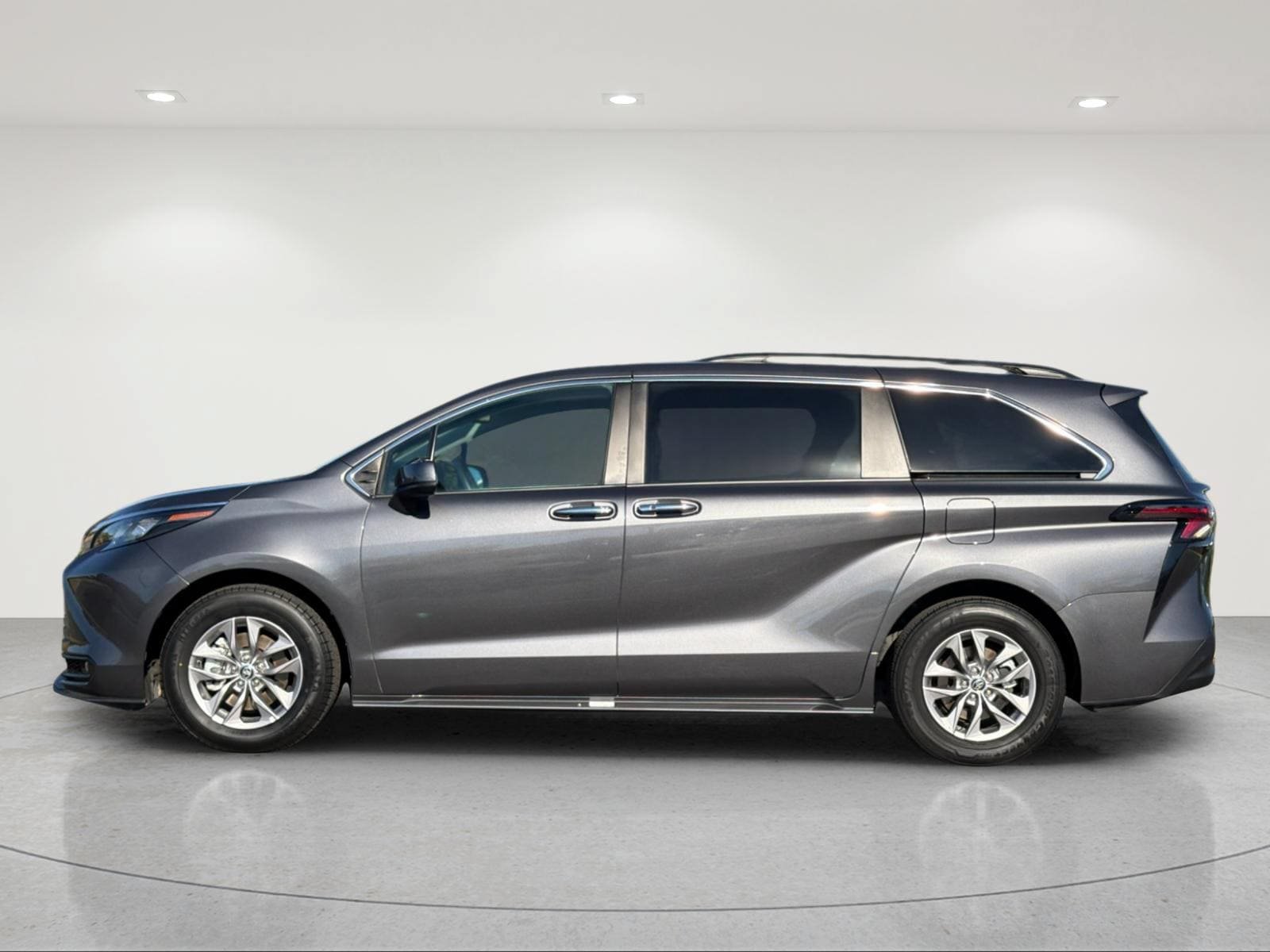 Used 2025 Toyota Sienna XLE FWD image 2