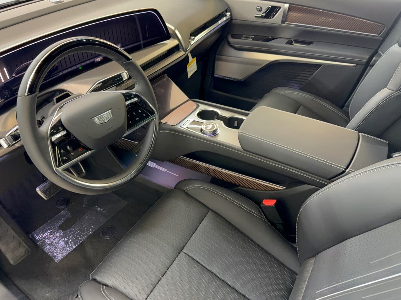 New 2027 Cadillac Vistiq Luxury w/ LPO, Floor Liner Package AWD/4WD image 4