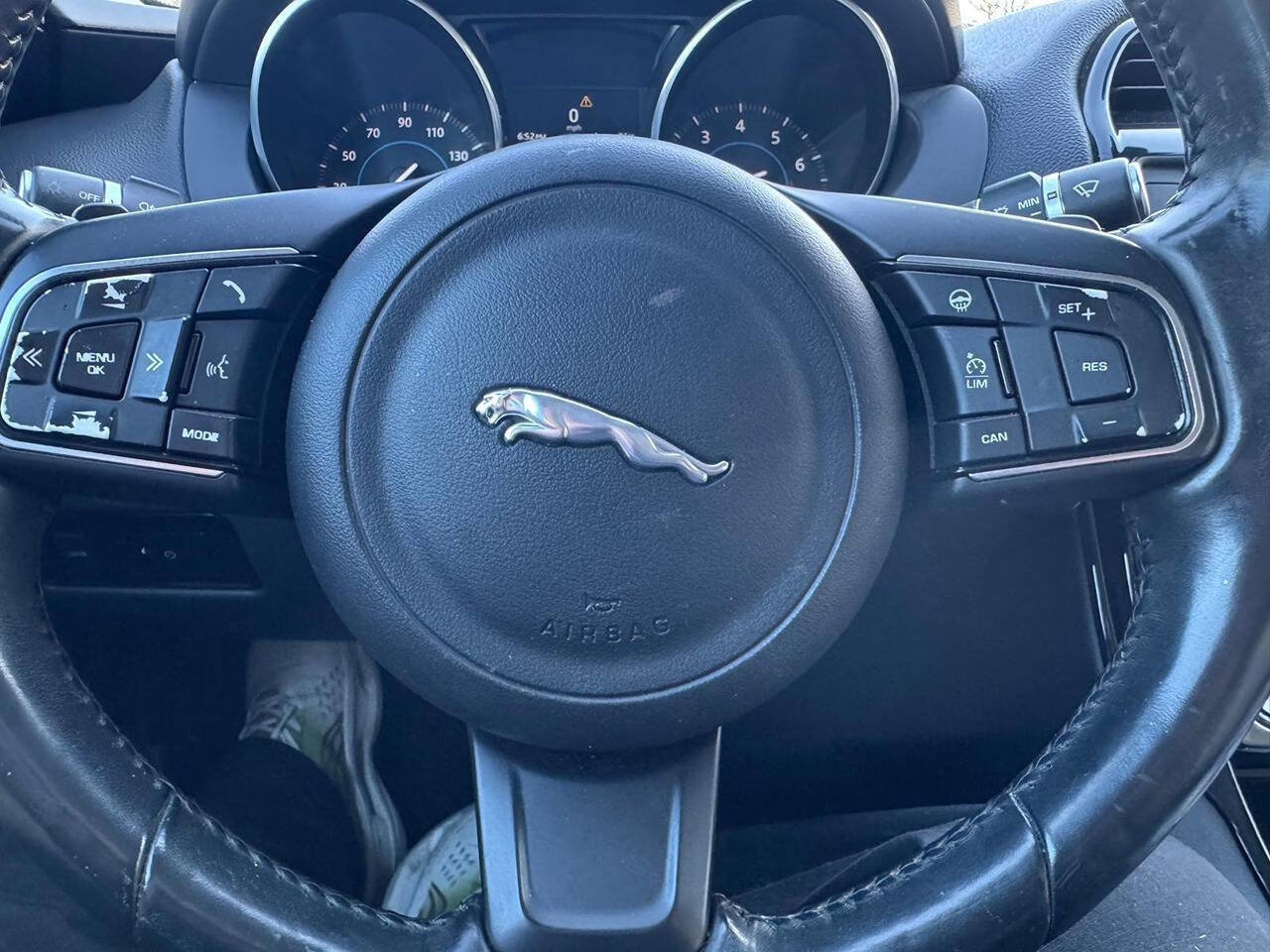 Used 2017 Jaguar XE Premium image 28