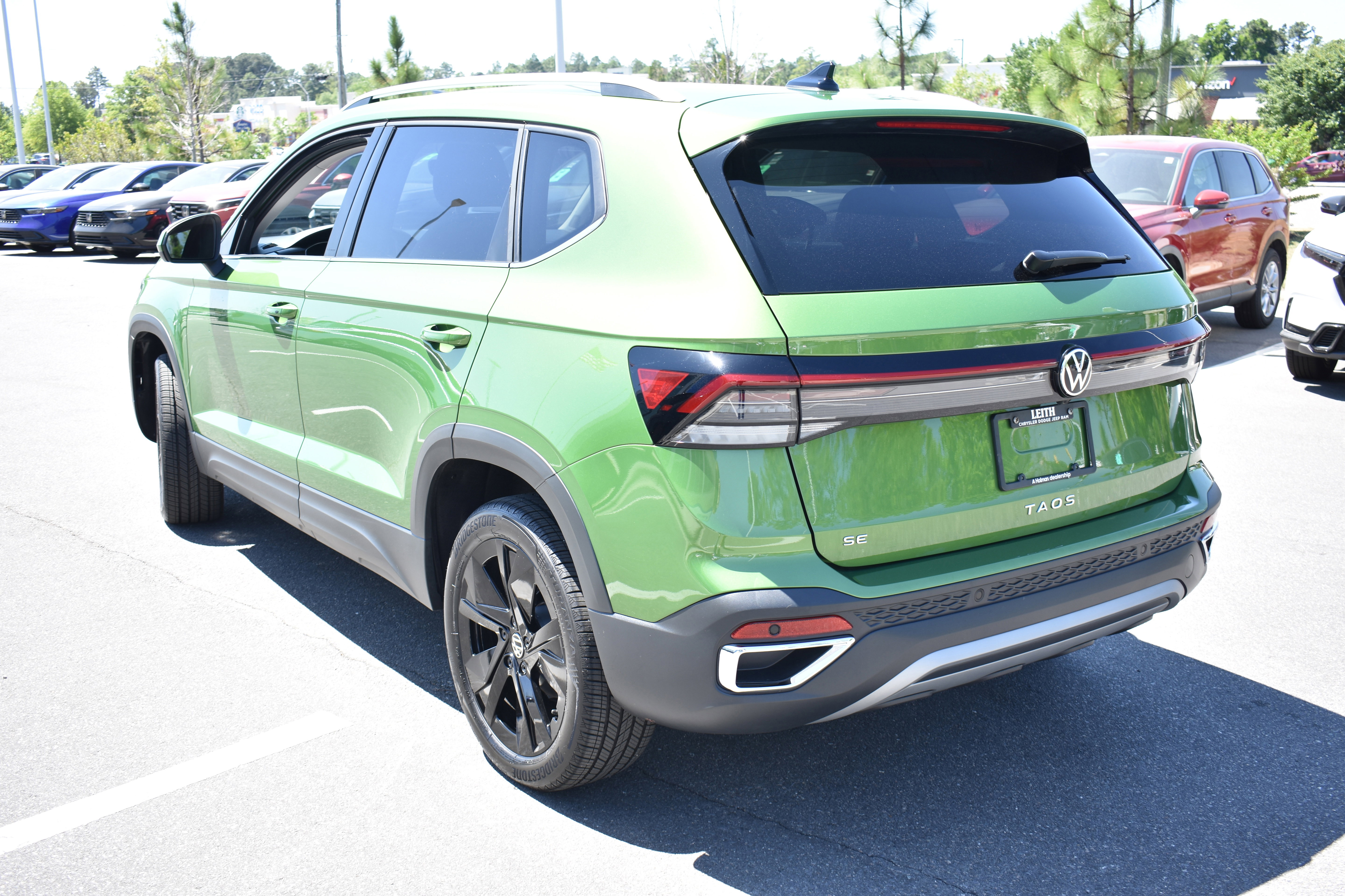 Used 2025 Volkswagen Taos SE image 7